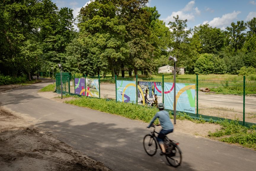 Neugebauter Wasserweg mit Radfahrenden