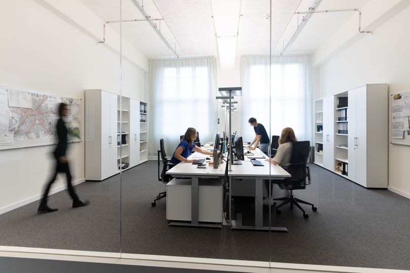 infraVelo-Mitarbeiter*innen im Büro