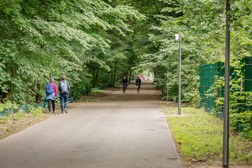 Neugebauter Wasserweg mit Radfahrenden und Fußgänger_innen