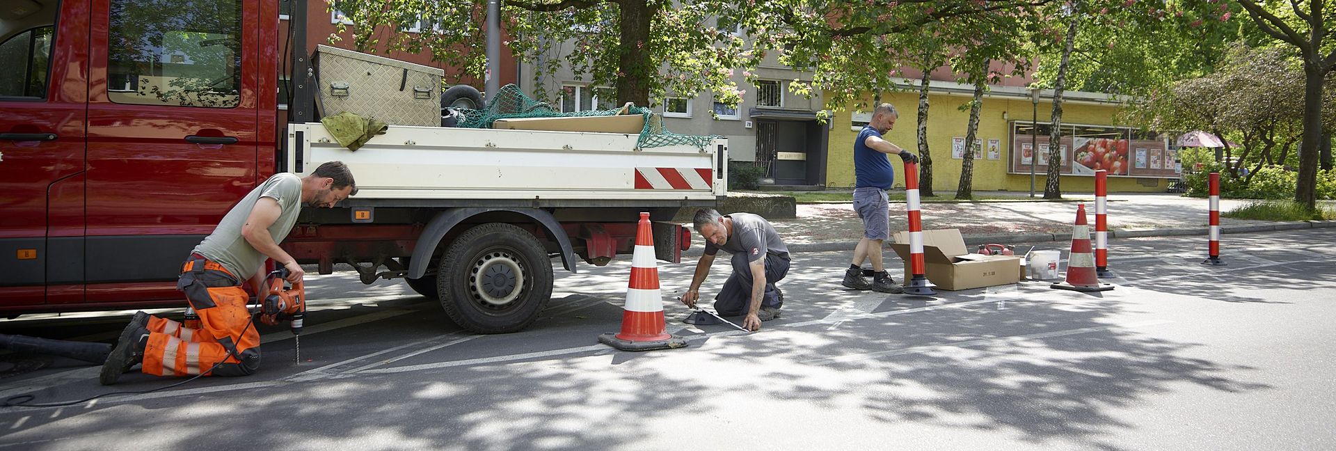 Bauarbeiter auf einer Baustelle mit Fahrzeug