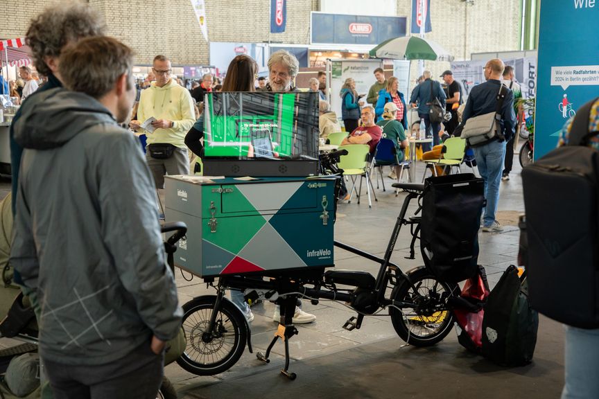 ein Lastenrad am Messestand