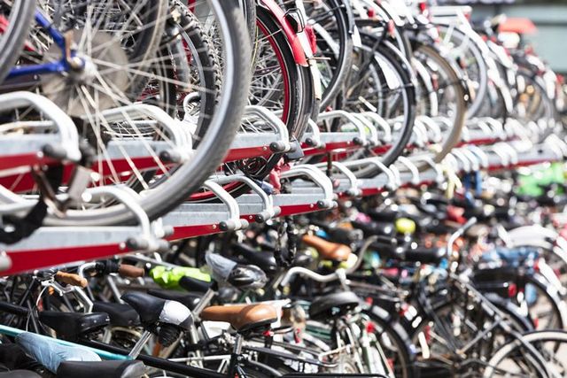 Fahrräder in Doppelstockparker 