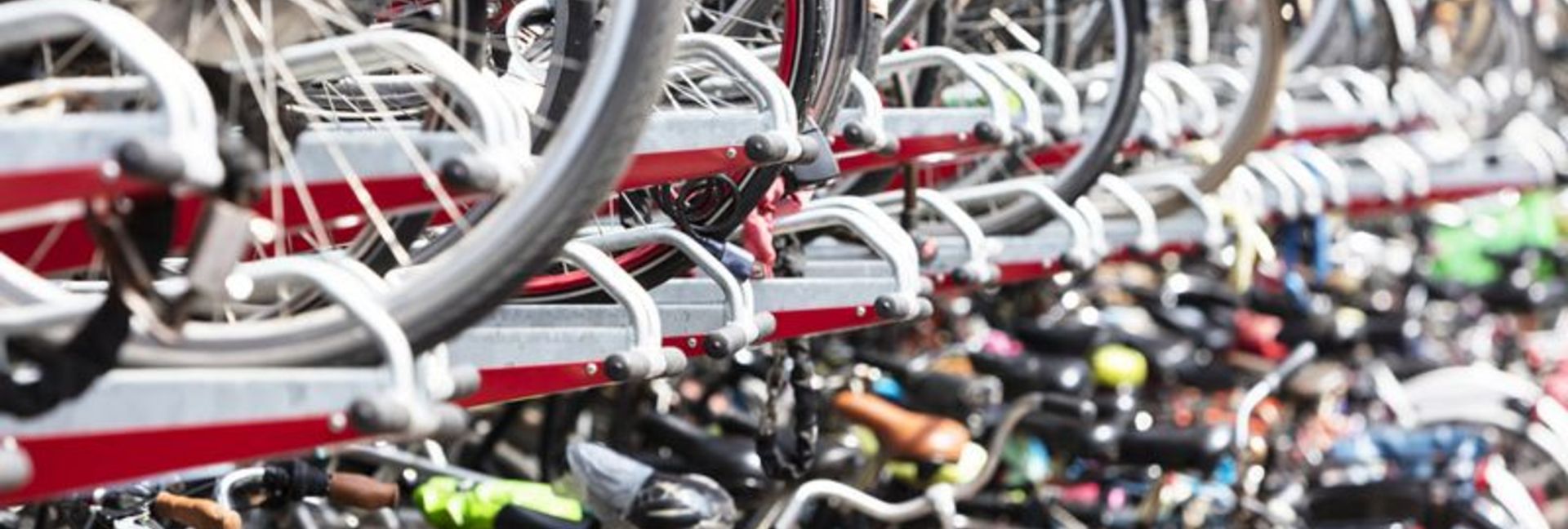 Fahrräder in Doppelstockparker 