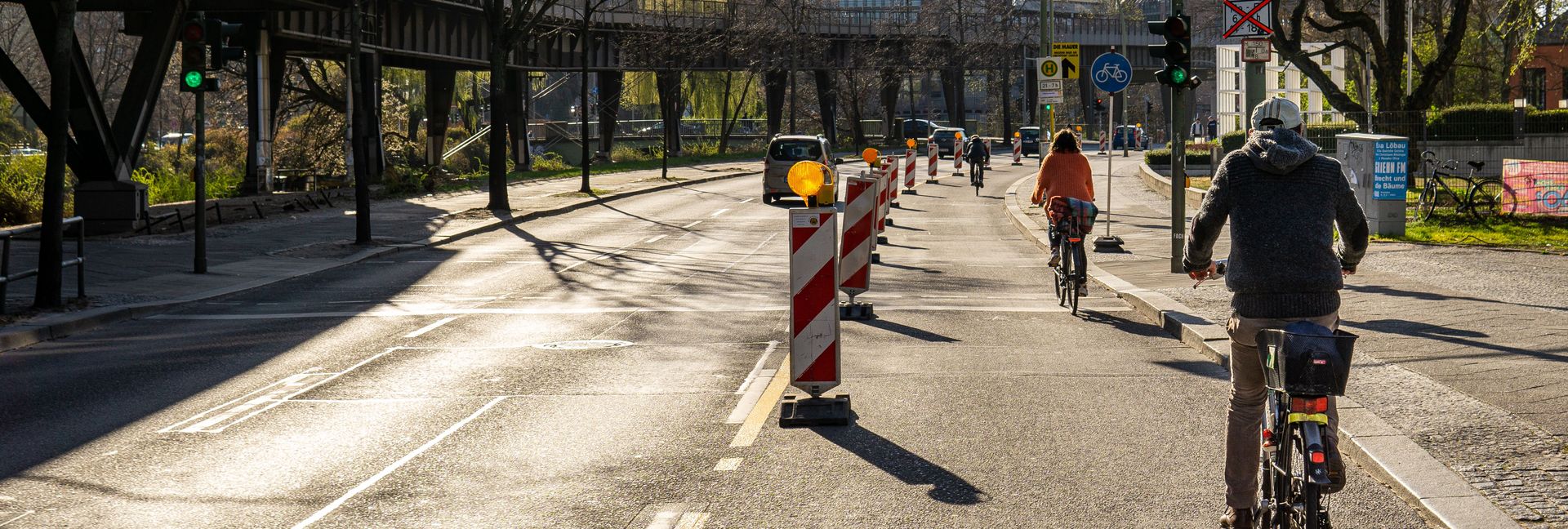 Fahrradfahrer auf einem temporären Radfahrstreifen.