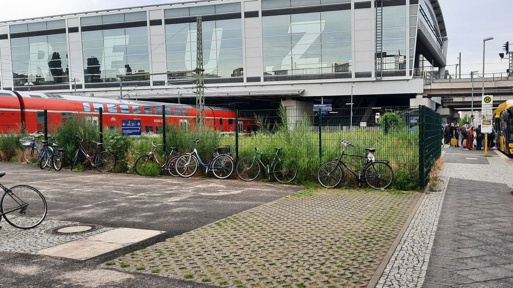 Südlicher Vorplatz am Bahnhof Ostkreuz