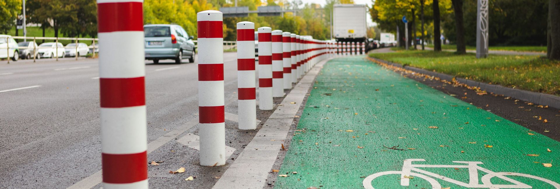 geschützter Radfahrstreifen mit Grünmarkierung in Berlin