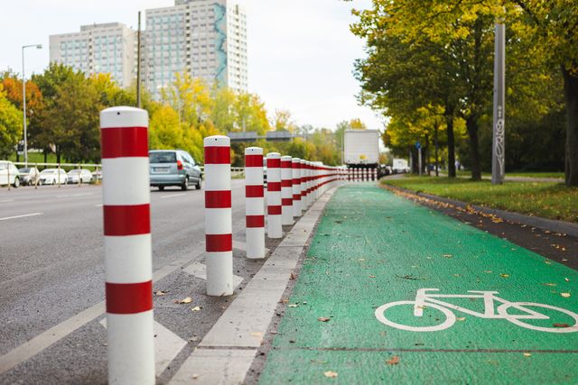 geschützter Radfahrstreifen mit Grünbeschichtung