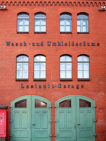 rotes Backsteingebäude mit grünen Türen