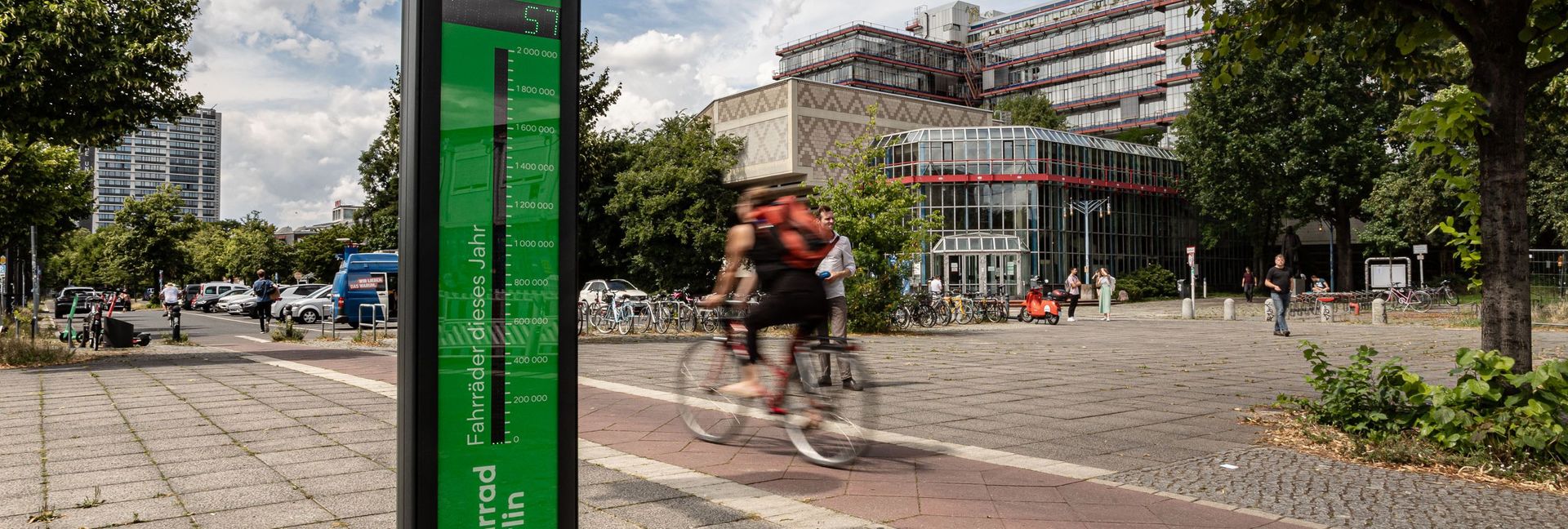 Radfahrende fahren an der Zählstelle vorbei