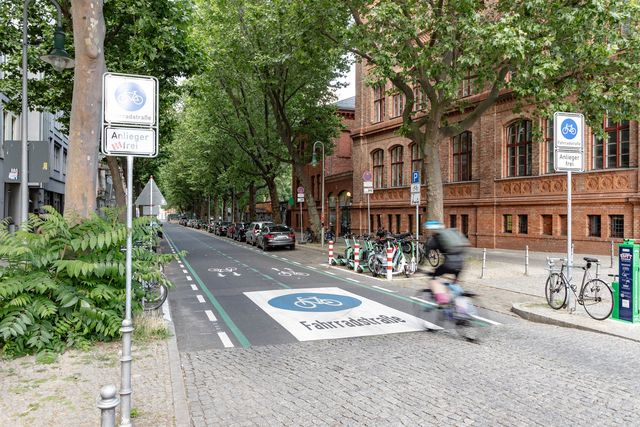 Fahrradfahrer fährt in eine Fahrradstraße hinein