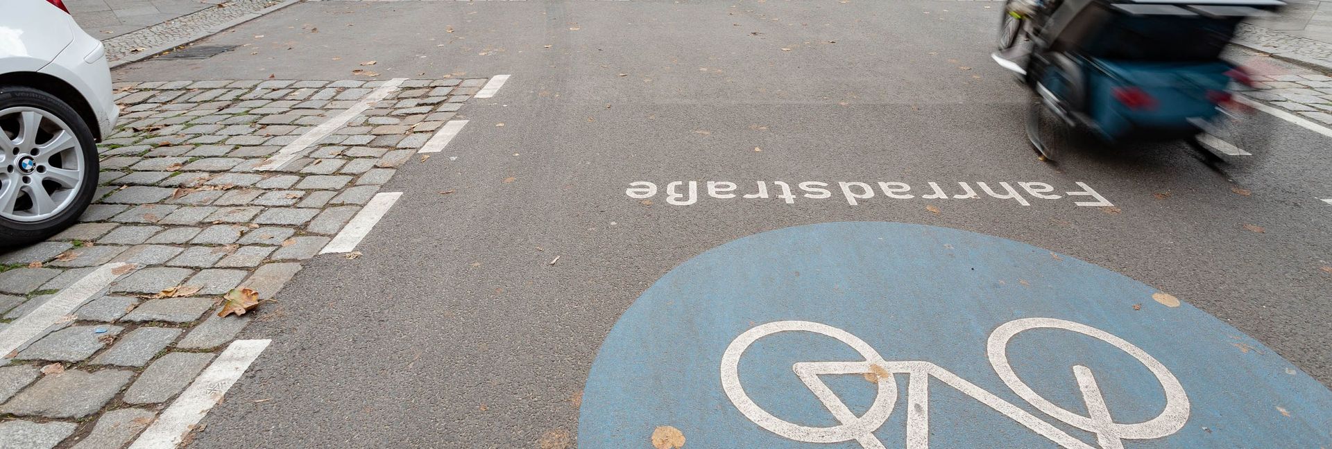 Fahrradstraße in Neukölln mit Fahrrad-Piktogramm auf der Fahrbahn