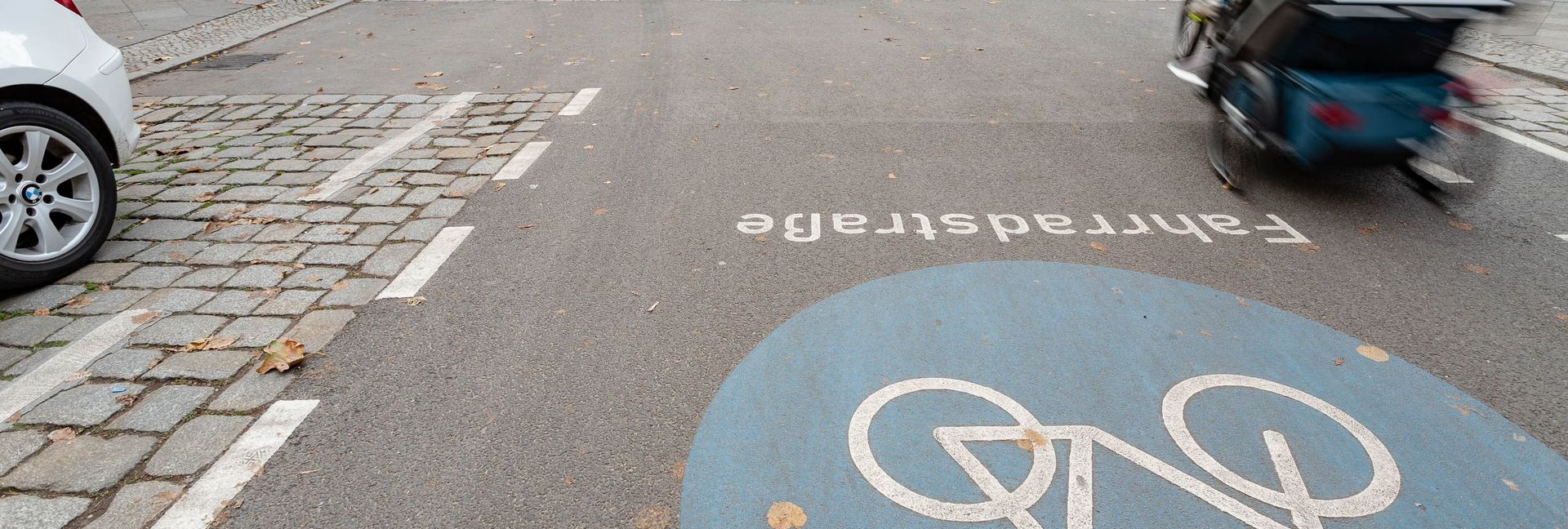 Fahrradstraße in Neukölln mit Fahrrad-Piktogramm auf der Fahrbahn