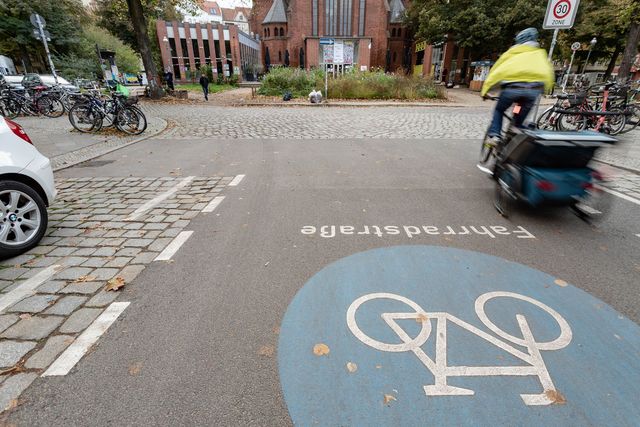 Fahrradstraße in Neukölln mit Fahrrad-Piktogramm auf der Fahrbahn