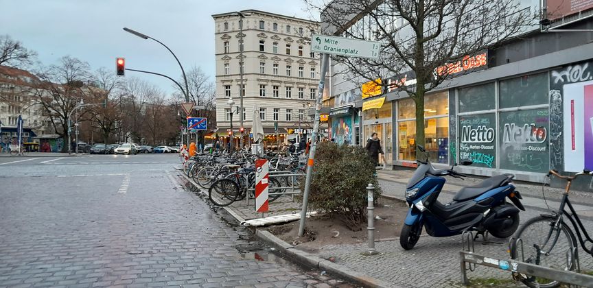 schiefer Pfosten eines Radwegweisers