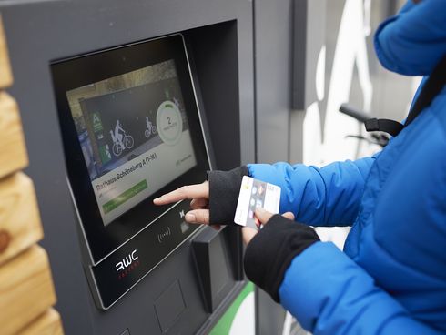 Terminal an einer gesicherten Fahrradabstellanlage