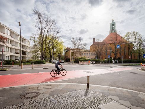 Fahrradfahrer auf dem neuen Radfahrstreifen auf der Boelckestraße