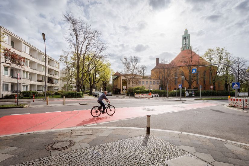 Fahrradfahrer auf dem neuen Radfahrstreifen auf der Boelckestraße