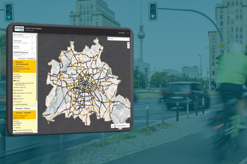 Tablet zeigt Karte von Berlin mit Radnetz, im Hintergrund Fahrradweg mit Radfahrenden in Mitte