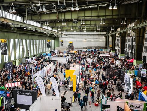 Blick in die Messehallen der VELOBerlin