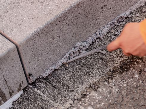 Betonborde werden auf der Straße verklebt