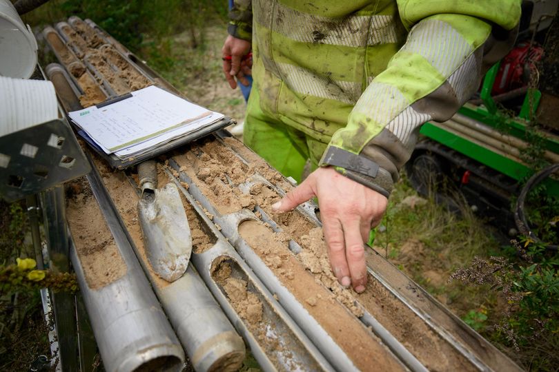 Mit den Fingern prüft der Gutachter die Beschaffenheit des Bodens in der Sonde.
