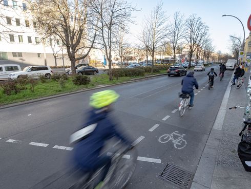 Radfahrende fahren auf einem Schutzstreifen