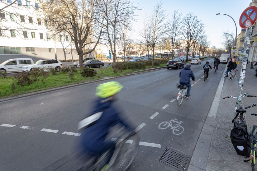 Radfahrende fahren auf einem Schutzstreifen
