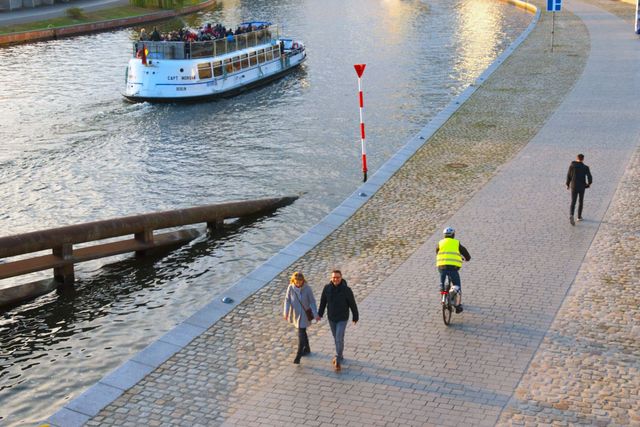 Radfahrende und Fußgänger in der Nähe des Hauptbahnhofs Berlin