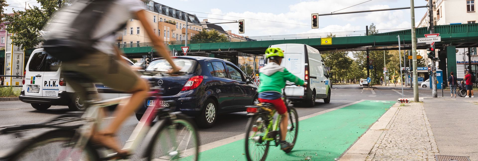 Fahrradfahrer auf einem grünbeschichteten Radfahrstreifen