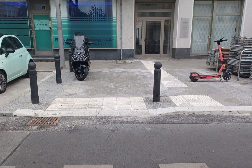 Ansicht einer sogenannten Doppelquerung mit teilweise herabgesetztem Bordstein