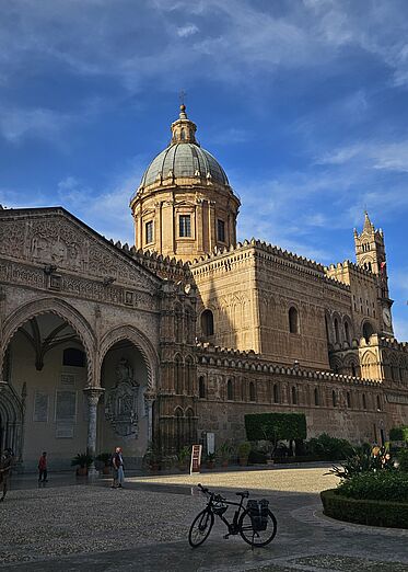 Fahrrad steht vor der Kathedrale in Palermo