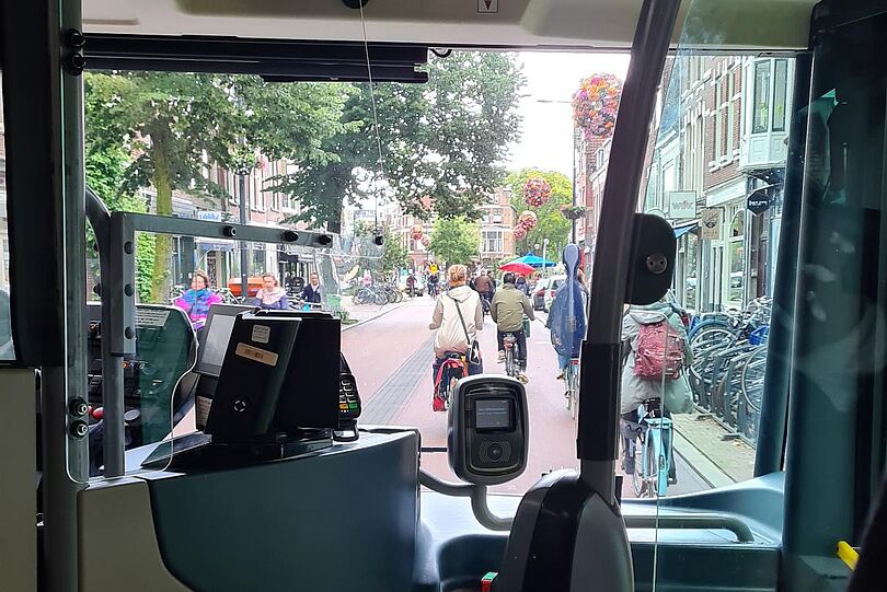 Blick aus dem Vorderfenster eines Linienbusses, der auf einer Fahrradstraße verkehrt