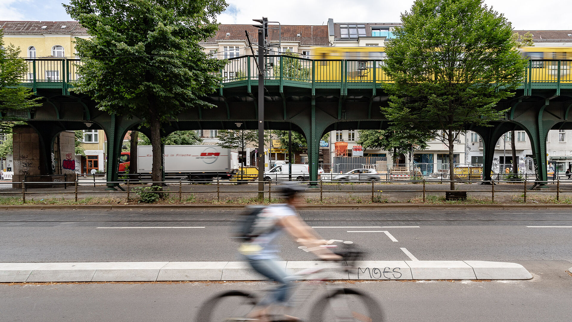 Fahrradfahrer fährt auf geschütztem radfahrstreifen auf der Schönhauser Allee