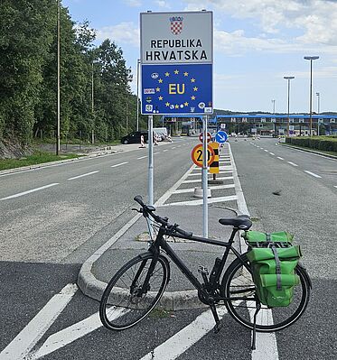 Fahrrad steht vor der kroatischen Grenze