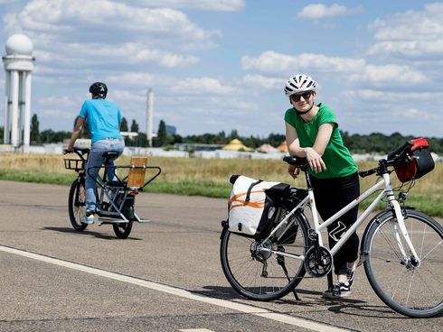 Zwei Radfahrer auf dem Flughafenfeld Tempelhof