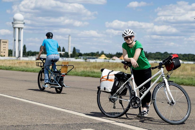 Zwei Radfahrer auf dem Flughafenfeld Tempelhof