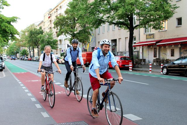 drei Fahrradfahrer auf einem Radweg