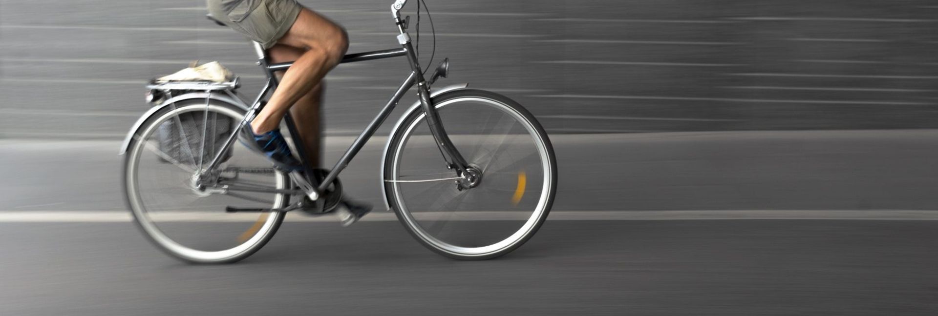 Radfahrer auf asphaltierter Straße