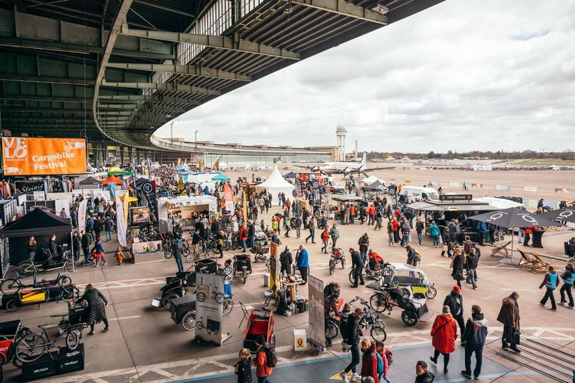Hangar auf dem Gelände des Flughafen Tempelhof während einer VELO-Messe