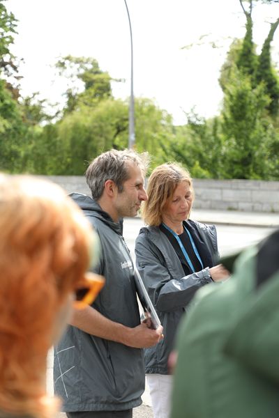 ein Mann und eine Frau halten einen Vortrag an der Straße