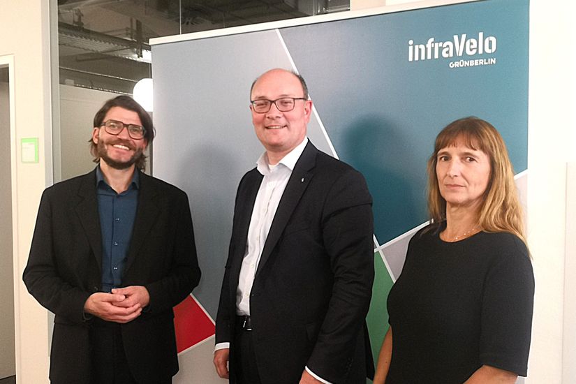 Michael Fugel, Arne Herz und Peggy Kandziora vor einem infraVelo-Banner