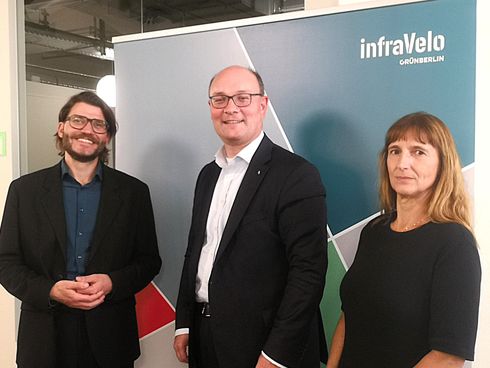 Michael Fugel, Arne Herz und Peggy Kandziora vor einem infraVelo-Banner