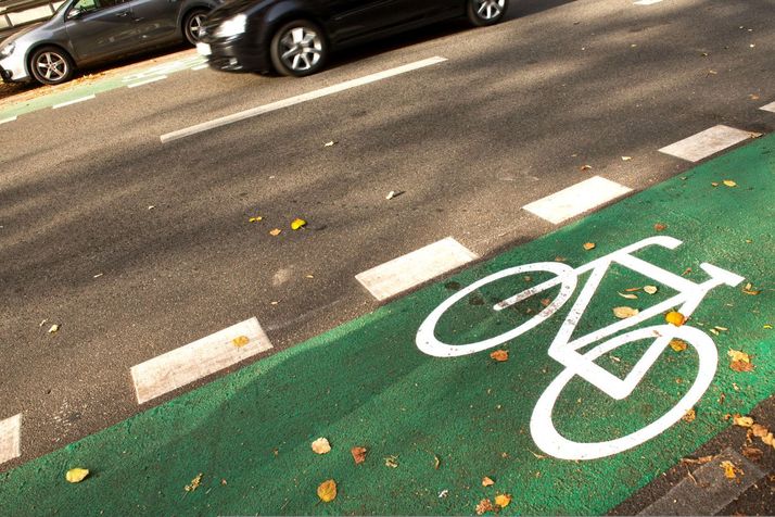 Grüner Radweg mit weißem Fahrradsymbol Berlin