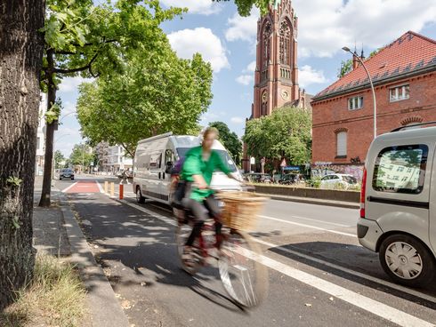 Radfahrerin fährt auf Radfahrstreifen am Fahrbahnrand