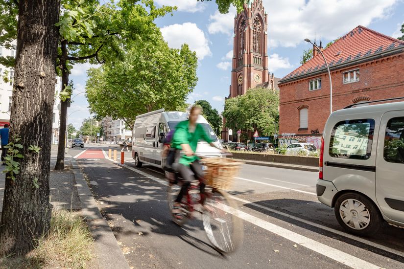 Radfahrerin fährt auf Radfahrstreifen am Fahrbahnrand
