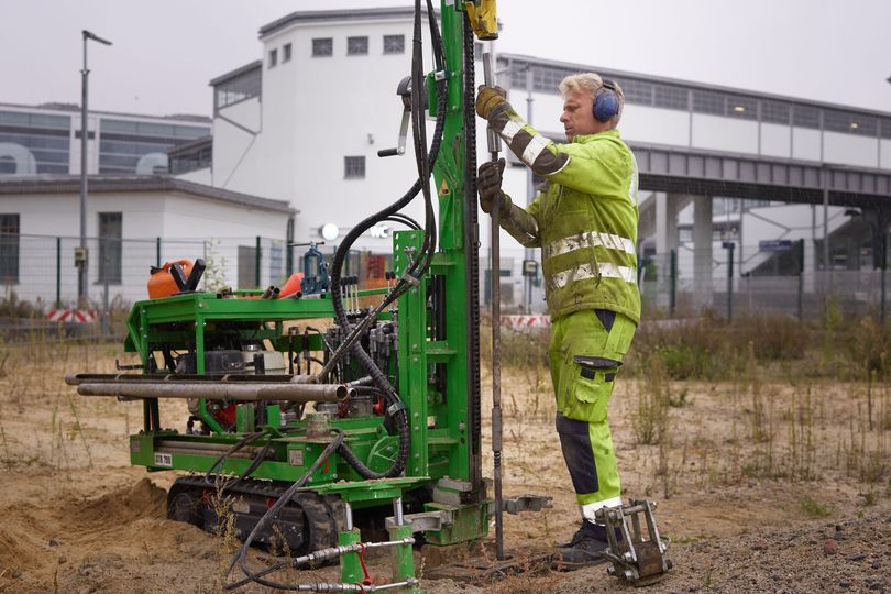 Der Gutachter holt die Sonde aus dem Bohrgerät.
