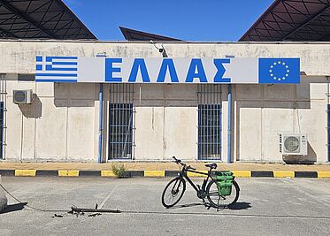 Fahrrad steht vor der griechischen Grenze