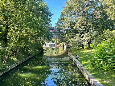Blick auf den Landwehrkanal und eine Brücke im Berliner Tiergarten