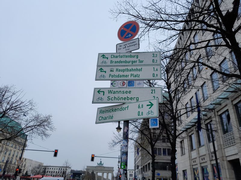 schiefes Schild eines Radwegweisers