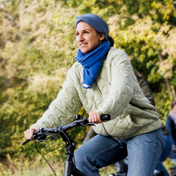 Radfahrerin mit blauem Tuch